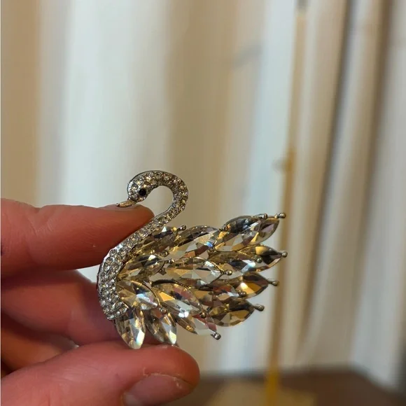 Elegant Crystal Swan Brooch pin - Picture 3 of 5